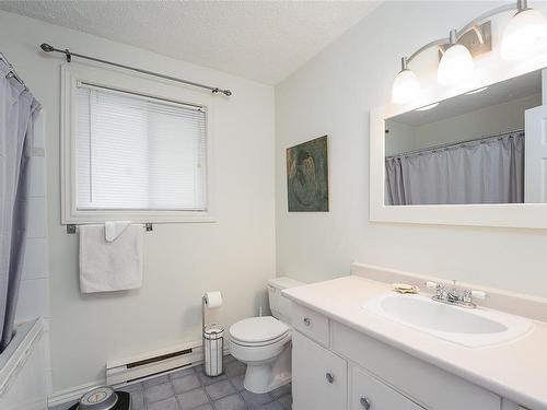 58 Duke St, Nanaimo, BC - Indoor Photo Showing Bathroom