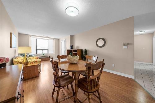 Spacious living room and dining room - 5 Ogilvie Street|Unit #406, Dundas, ON 