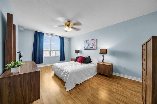 Large primary bedroom with walk in closet, and ensuite - 5 Ogilvie Street|Unit #406, Dundas, ON 