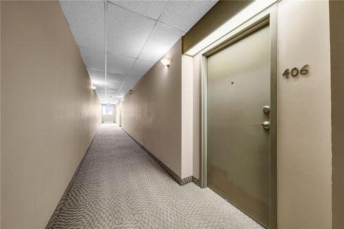 Clean and welcoming hallway - 5 Ogilvie Street|Unit #406, Dundas, ON 