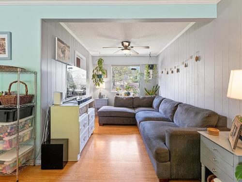 2553 Partridge Cres, Kamloops, BC - Indoor Photo Showing Living Room