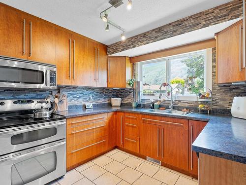 2553 Partridge Cres, Kamloops, BC - Indoor Photo Showing Kitchen With Double Sink