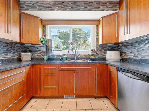 2553 Partridge Cres, Kamloops, BC - Indoor Photo Showing Kitchen