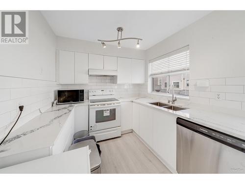 2450 Hawthorne Avenue, Port Coquitlam, BC - Indoor Photo Showing Kitchen With Double Sink