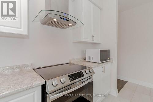 9271 White Oak Avenue, Niagara Falls, ON - Indoor Photo Showing Kitchen