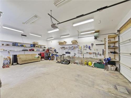 3932 Dunsmuir St, Port Alberni, BC - Indoor Photo Showing Garage