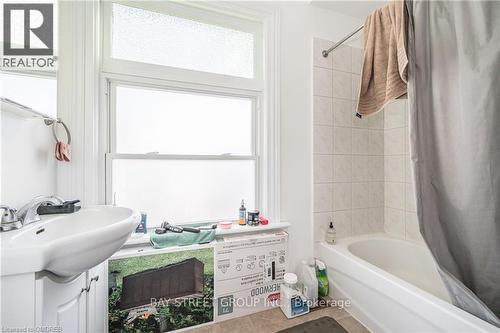 19 Wilton Place, Kitchener, ON - Indoor Photo Showing Bathroom