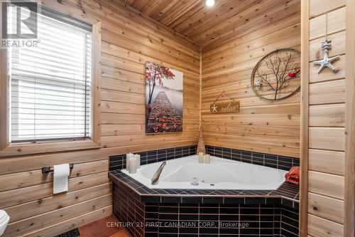 54 Lakeshore Drive, Puslinch, ON - Indoor Photo Showing Bathroom
