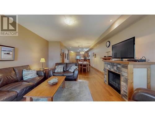 5401 Lakeshore Drive Unit# 113, Osoyoos, BC - Indoor Photo Showing Living Room With Fireplace