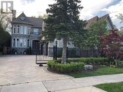 729 QUEENSWAY W  Mississauga, ON L5C 1A7