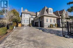 729 QUEENSWAY W  Mississauga, ON L5C 1A7