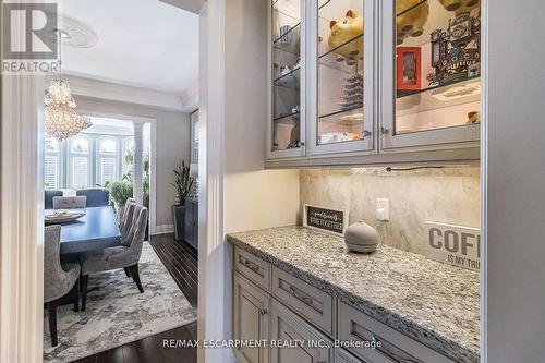 729 Queensway W, Mississauga, ON - Indoor Photo Showing Kitchen With Upgraded Kitchen