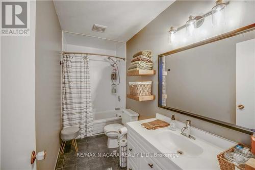7715 Ronnie Crescent, Niagara Falls, ON - Indoor Photo Showing Bathroom