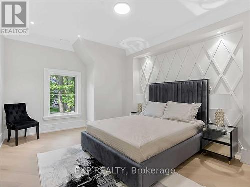 1386 Glenwood Drive, Mississauga, ON - Indoor Photo Showing Bedroom