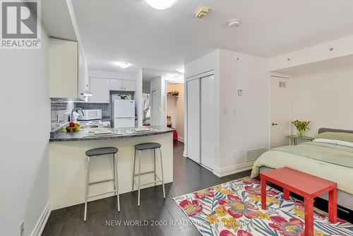 151 - 415 Jarvis Street, Toronto, ON - Indoor Photo Showing Kitchen