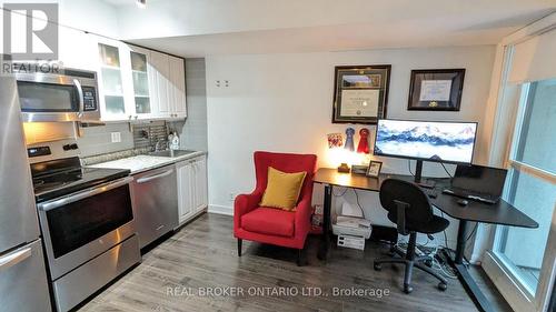 529 - 600 Fleet Street, Toronto, ON - Indoor Photo Showing Kitchen