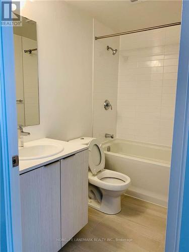 501 - 11 Wellesley Street W, Toronto, ON - Indoor Photo Showing Bathroom