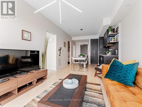 5807 - 197 Yonge Street, Toronto, ON - Indoor Photo Showing Living Room