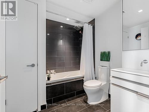 5807 - 197 Yonge Street, Toronto, ON - Indoor Photo Showing Bathroom