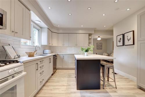 448 White Drive, Milton, ON - Indoor Photo Showing Kitchen With Upgraded Kitchen