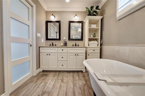 448 White Drive, Milton, ON - Indoor Photo Showing Bathroom