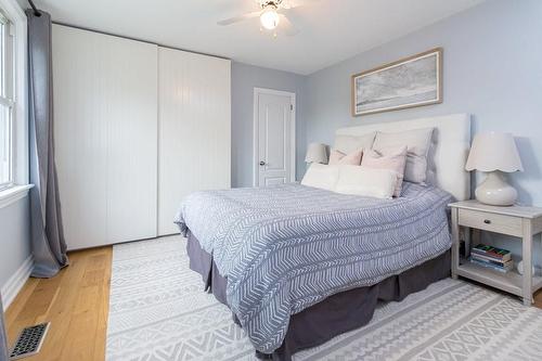 59 West 32Nd Street, Hamilton, ON - Indoor Photo Showing Bedroom