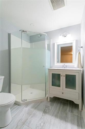 59 West 32Nd Street, Hamilton, ON - Indoor Photo Showing Bathroom