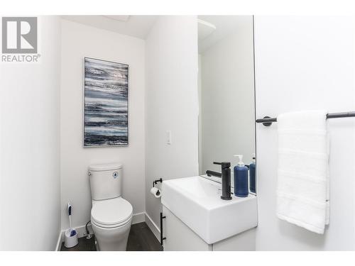 610 Academy Way Unit# 32, Kelowna, BC - Indoor Photo Showing Bathroom
