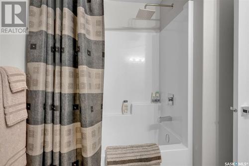 105 3121 Green Bank Road, Regina, SK - Indoor Photo Showing Bathroom