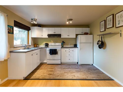1109 Selby Street, Nelson, BC - Indoor Photo Showing Kitchen