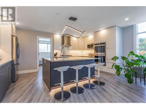 1720 Simpson Court, Kelowna, BC - Indoor Photo Showing Kitchen With Upgraded Kitchen