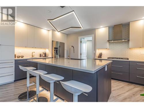 1720 Simpson Court, Kelowna, BC - Indoor Photo Showing Kitchen With Upgraded Kitchen