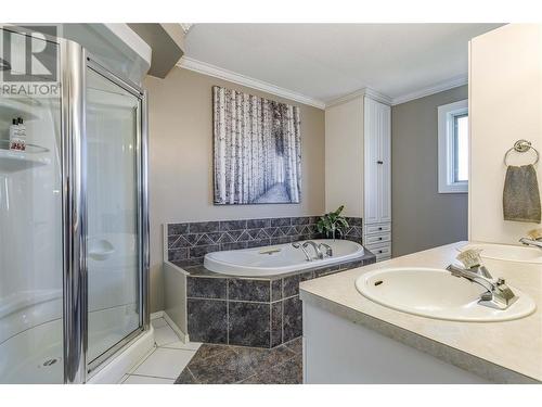 1720 Simpson Court, Kelowna, BC - Indoor Photo Showing Bathroom