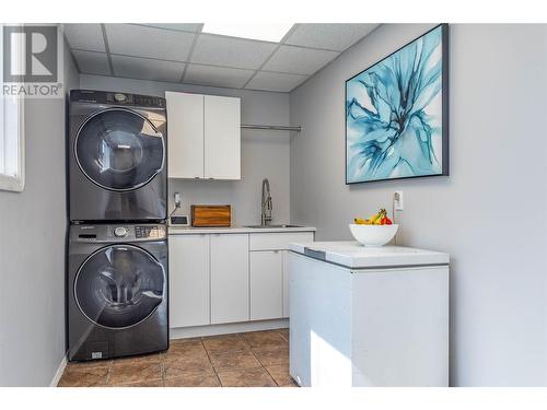 1720 Simpson Court, Kelowna, BC - Indoor Photo Showing Laundry Room