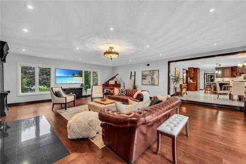 200 Green Mountain Road E, Stoney Creek, ON - Indoor Photo Showing Living Room