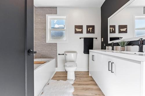 161 Glow Avenue, Hamilton, ON - Indoor Photo Showing Bathroom