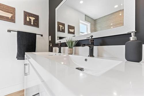 161 Glow Avenue, Hamilton, ON - Indoor Photo Showing Bathroom