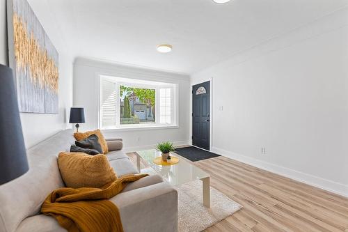 161 Glow Avenue, Hamilton, ON - Indoor Photo Showing Living Room