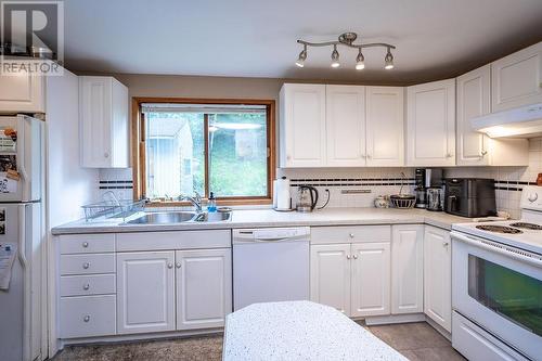 194 Trevor  Street, Nelson, BC - Indoor Photo Showing Kitchen With Double Sink