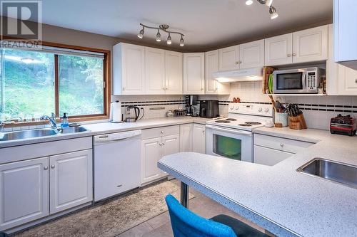 194 Trevor  Street, Nelson, BC - Indoor Photo Showing Kitchen With Double Sink