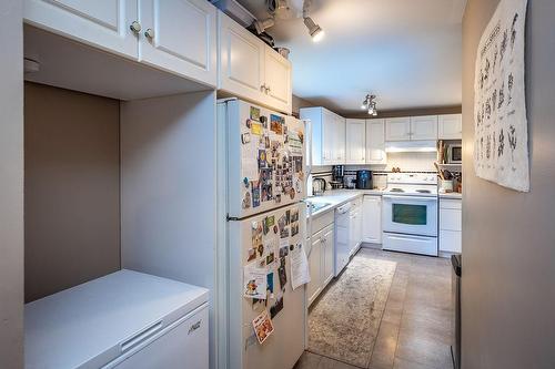 194 Trevor Street, Nelson, BC - Indoor Photo Showing Kitchen