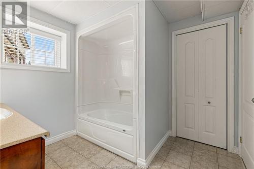 581 Chartersville Rd, Dieppe, NB - Indoor Photo Showing Bathroom