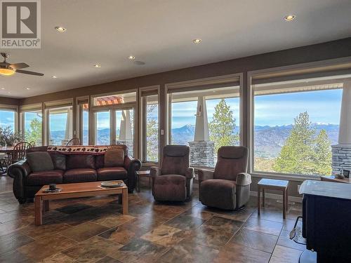 100 Maguire Place, Osoyoos, BC - Indoor Photo Showing Living Room