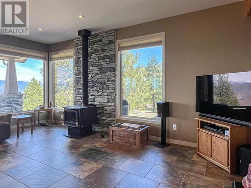 100 Maguire Place, Osoyoos, BC - Indoor Photo Showing Living Room