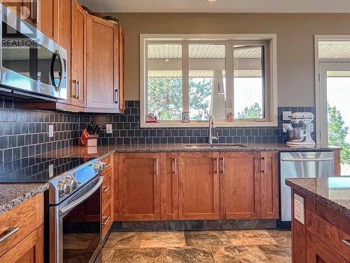 100 Maguire Place, Osoyoos, BC - Indoor Photo Showing Kitchen