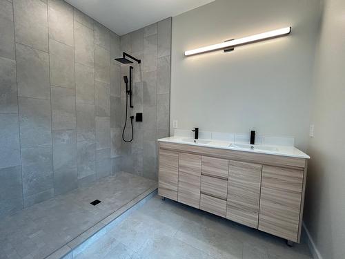 6 - 9 Pine Street, Nelson, BC - Indoor Photo Showing Bathroom