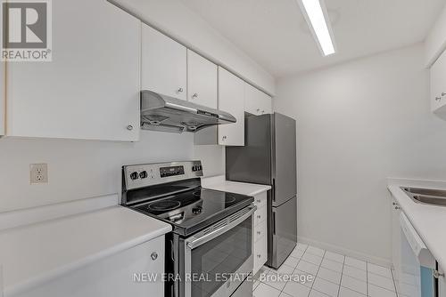 1109 - 24 Wellesley Street W, Toronto, ON - Indoor Photo Showing Kitchen