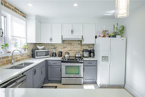 120 Macintosh Drive, Stoney Creek, ON - Indoor Photo Showing Kitchen With Double Sink