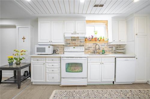 120 Macintosh Drive, Stoney Creek, ON - Indoor Photo Showing Kitchen