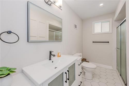 641 Rose Street, Cambridge, ON - Indoor Photo Showing Bathroom